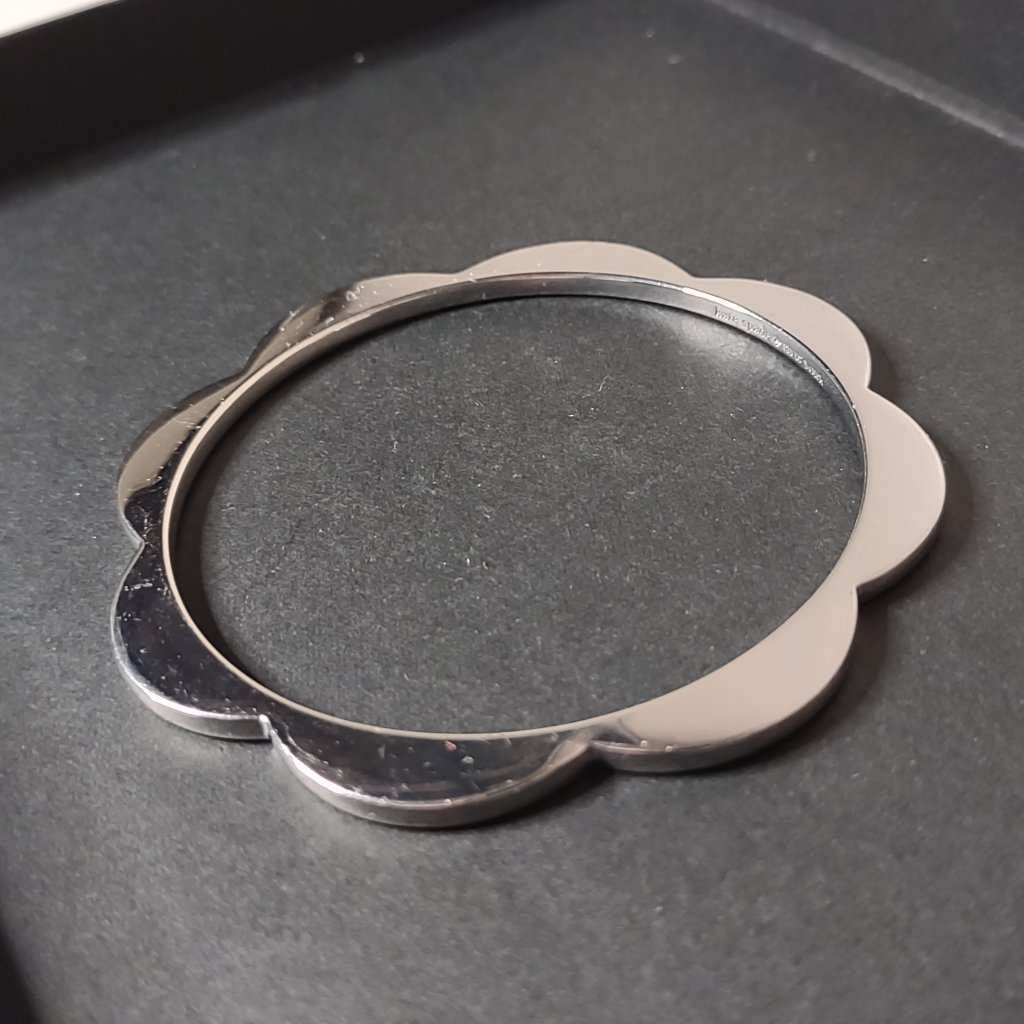 8 Inch Silver Tone Kate Spade New York Bangle 17$